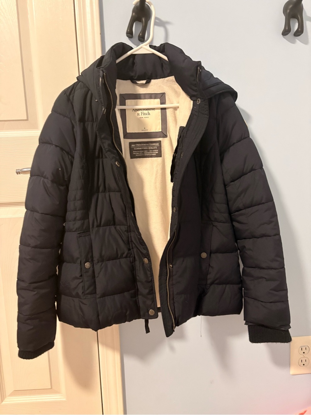 Abercrombie & Fitch Women’s Navy Hooded Puffer Jacket